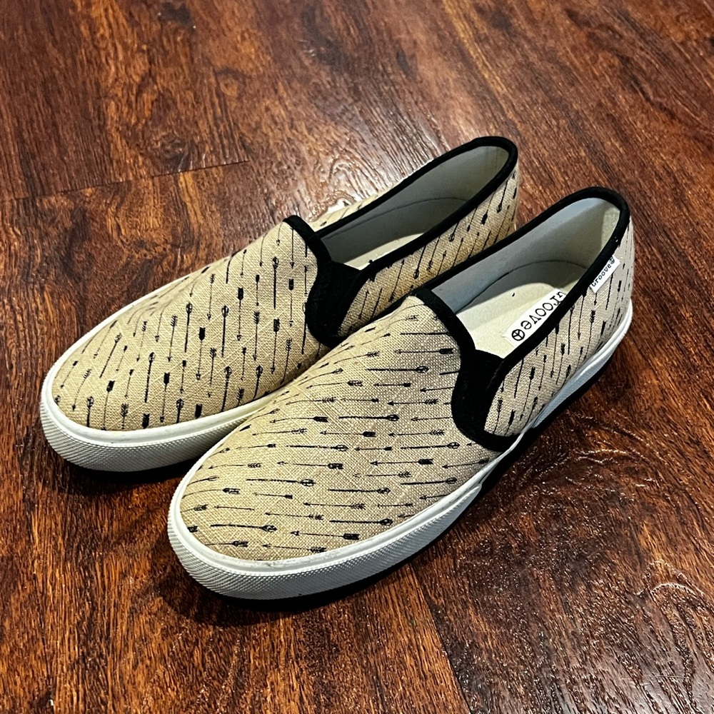 Groove tan canvas slip on sneaker arrow print size 8
